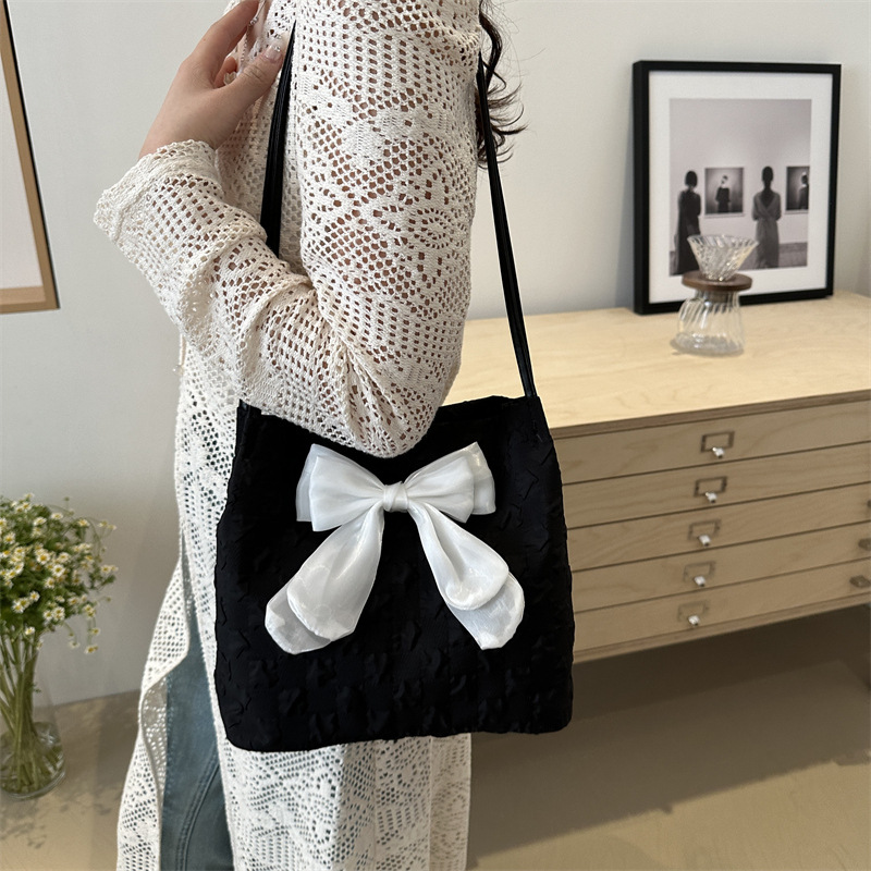 Bolso de arco de este año para mujeres 2024 nueva moda moda dulce bolso de hombro para mujeres ins clase viaje bolsa de mano