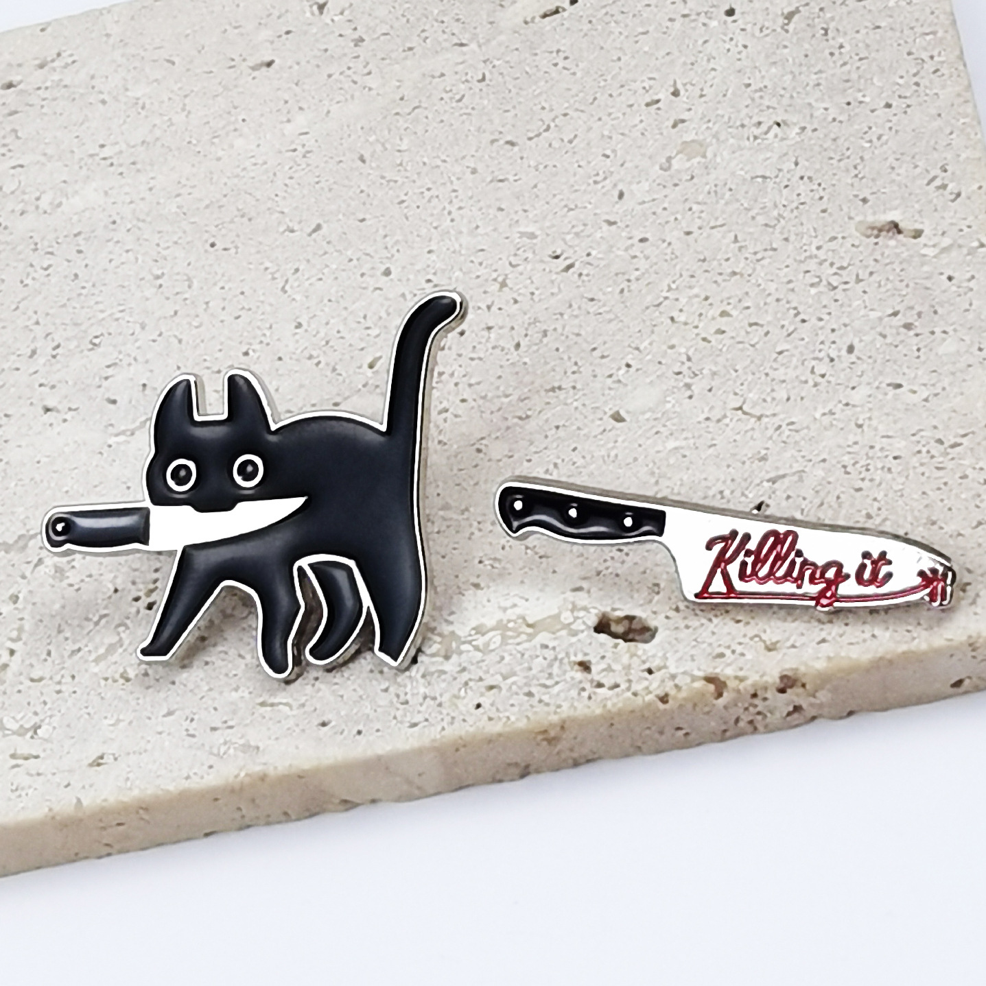 Personalidad, divertido, cuchillo, gato, insignia de metal, cuchillo, letras en inglés, decoraciones creativas, broche de ropa de aceite de goteo de aleación