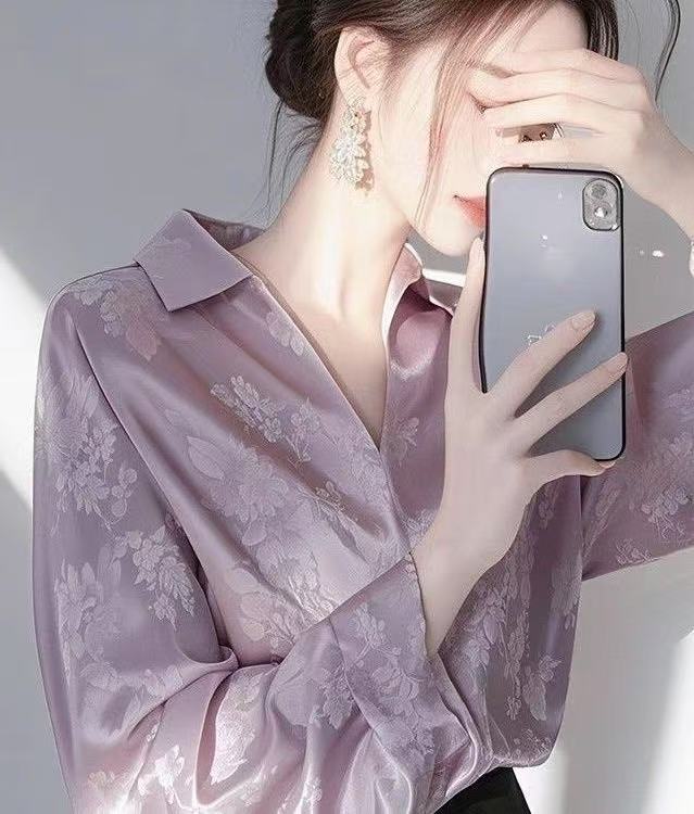 今年起爆した紫色のサテンプリントシャツの女性モデル2025早春の新型独特の美しいフランス長袖上着|undefined