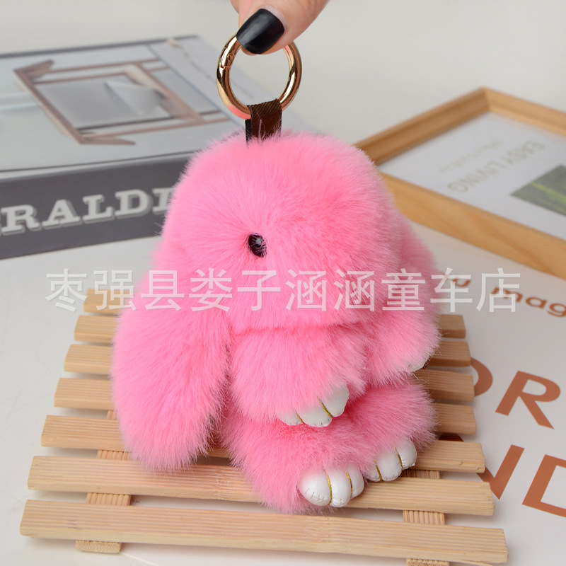 萌えウサギは死んだウサギのストラップを装っています。