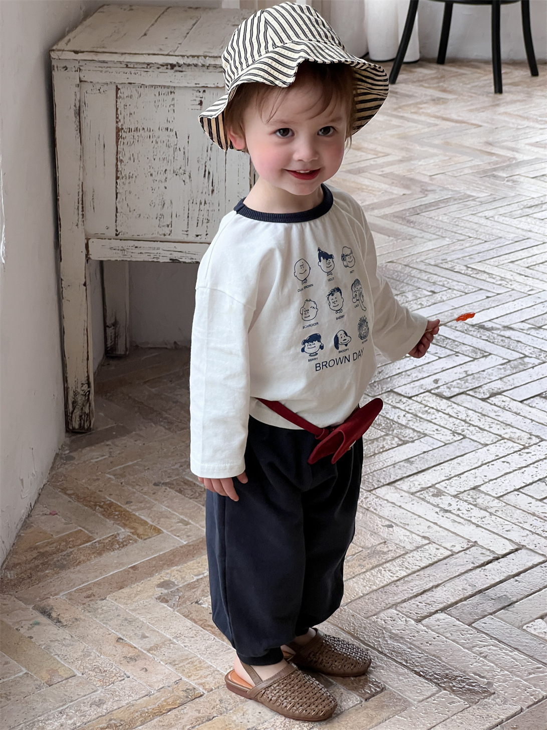 Ropa infantil otoño 2026 nueva versión coreana de ropa infantil bebé camiseta de manga larga letra pantalones higiénicos conjuntos de ropa de otoño infantil