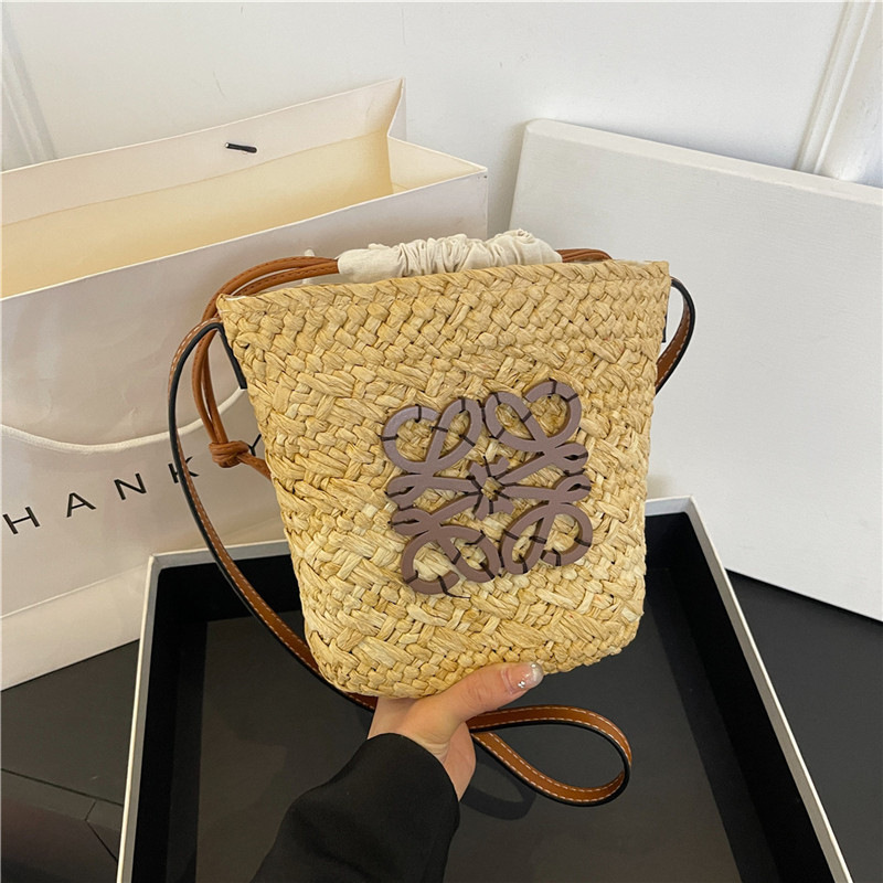 Light Luxury Vintage Hand-woven Bag Women's 2025 New Seaside Holiday Beach Bag High-value Drawstring Bucket Bag Light Luxury Vintage Hand-woven Bag Women's 2025 New Seaside Holiday Beach Bag High-value Drawstring Bucket Bag