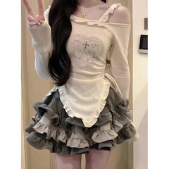純粋な欲のギャルはやせています。股の高い腰のケーキのスカートを隠します。