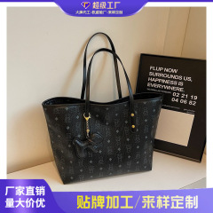 クロスボーダーの熊のジャカードの大容量のトートは女性の新型のファッションの大学生のハンドバッグを包んで買い物をします。