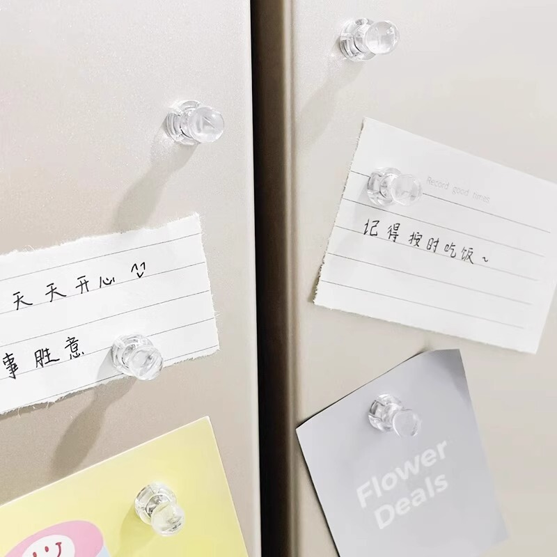 冷蔵庫にマグネットを貼って小さいサイズの透明マグネットを貼ります。|undefined