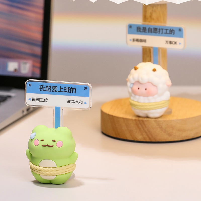 気分が安定して癒されます。汗を流します。デスクトップの小さい置物オフィスのアルバイトの人がおもちゃのプレゼントを解凍します。|undefined