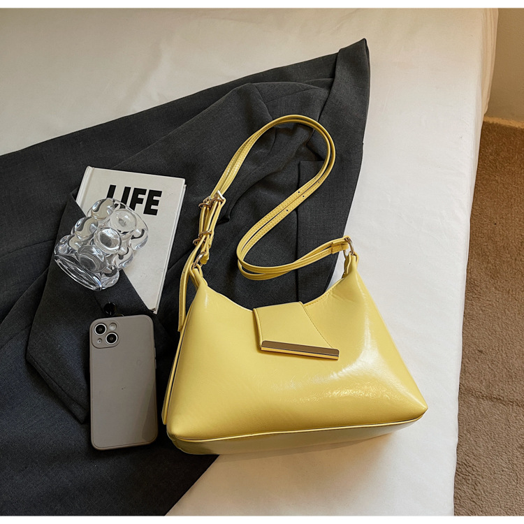 In the summer of 2025, new solid-color underarm bags for women are popular. These are simple and stylish underarm bags, handbags, and candy-colored single-shoulder bags undefined