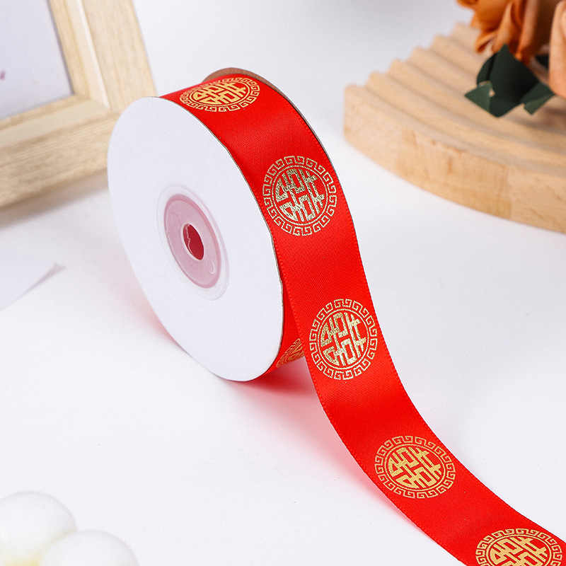 Venta al por mayor de poliéster dorado cinta de la boda decoración de la boda de vacaciones Cinta Roja en stock 2,5 cm Paquete de boda edredón cuerda