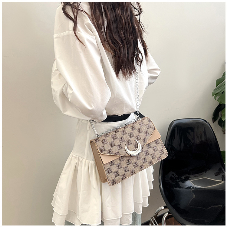 Korean version armpit small square 2024 new texture fashionable letter printed handbag personalized single shoulder_voghion.com