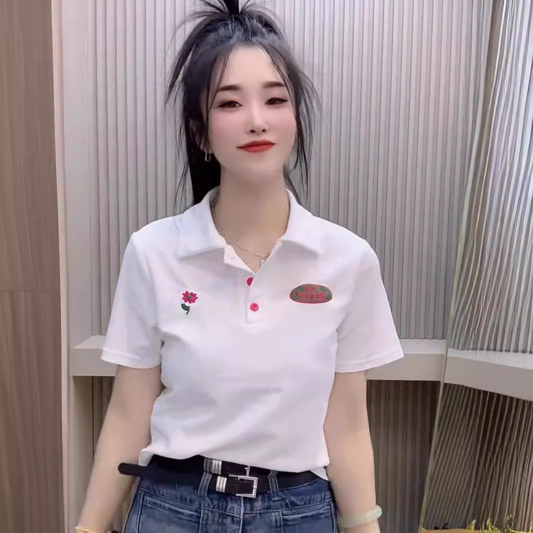 Productos europeos diseño bordado retro sentido de la camiseta de manga corta con cuello de polo para mujer verano nuevo nicho delgado todo-fósforo top de moda