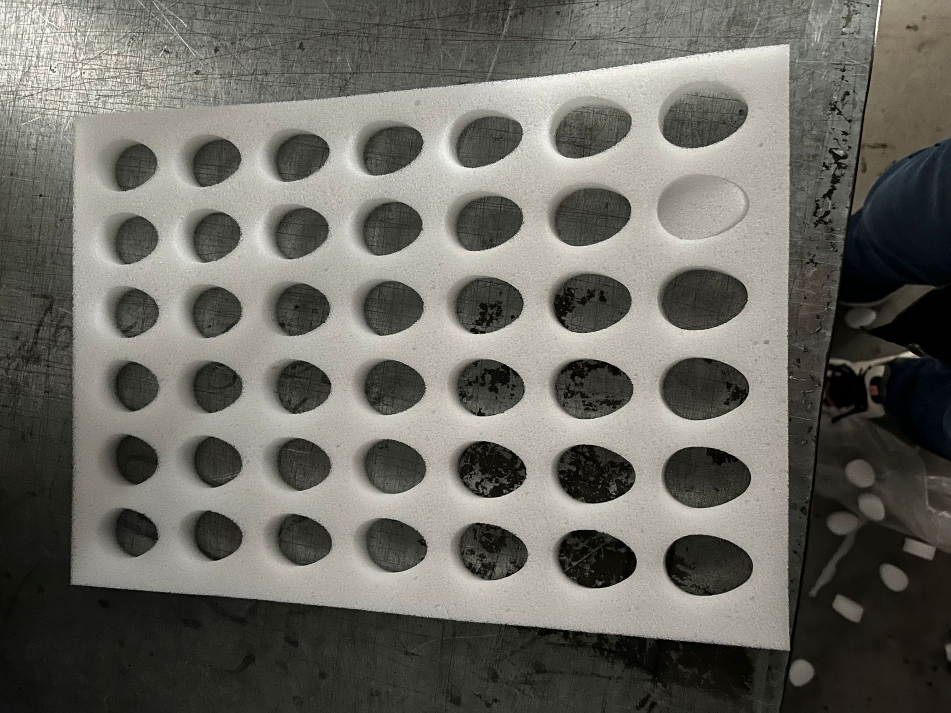 厂家供应白色草莓海绵包装42枚54枚60枚66枚77枚88枚草莓框子海绵