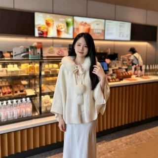 跨境秋冬新款毛领针织斗篷披肩女蝴蝶结毛球宽松外搭毛衣现货批发