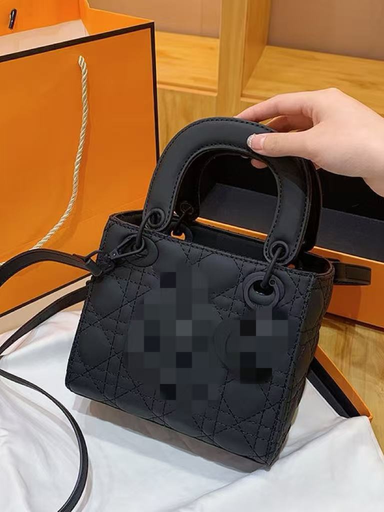 Trendy new high-end matte texture Lady handbag, fashionable and light luxury, versatile for hand-carrying, shoulder-carrying, and cross-body use