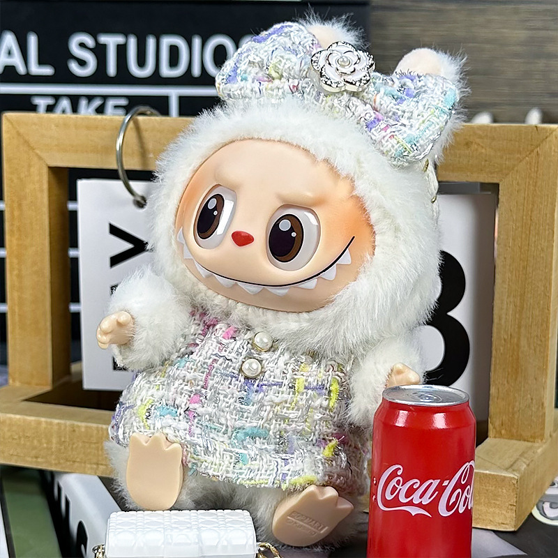 Labubu se sienta en la fiesta, ropa de bebé, caja ciega de primera generación, ropa de bebé Labubu, ropa de tela rabble, cara de vinilo de felpa