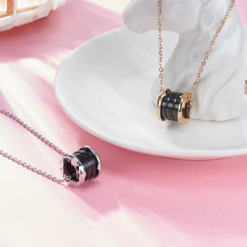 European and American Fashionable Roman Little Red Necklace for Women, Light Luxury, Simple and High-End Design, Titanium Steel Non-Fading Versatile Jewelry