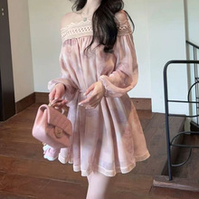 纯欲风粉色一字肩雪纺连衣裙秋季新款法式气质短腰蕾丝灯笼袖裙子