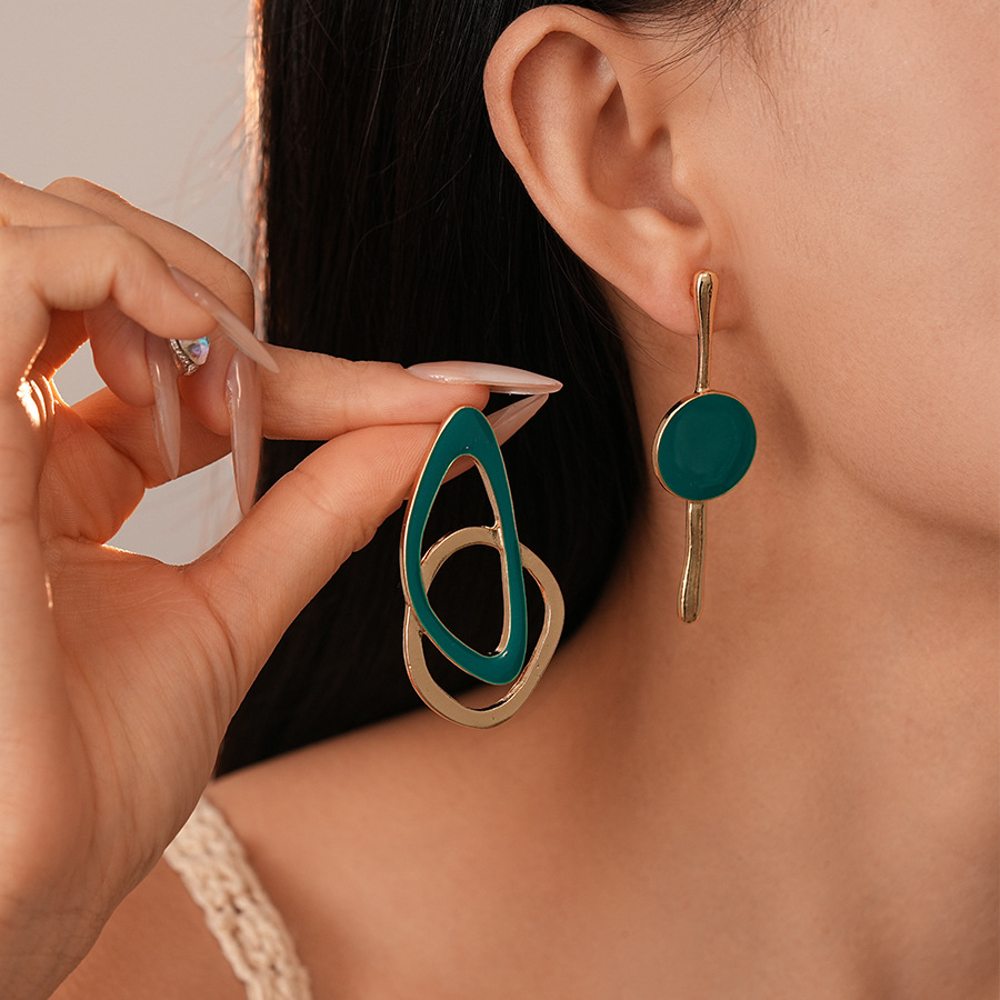 Retro goteo de aceite asimétrico irregular geometría agujas de acero pendientes de moda europea y americana temperamento simple de alta calidad pendientes de mujer