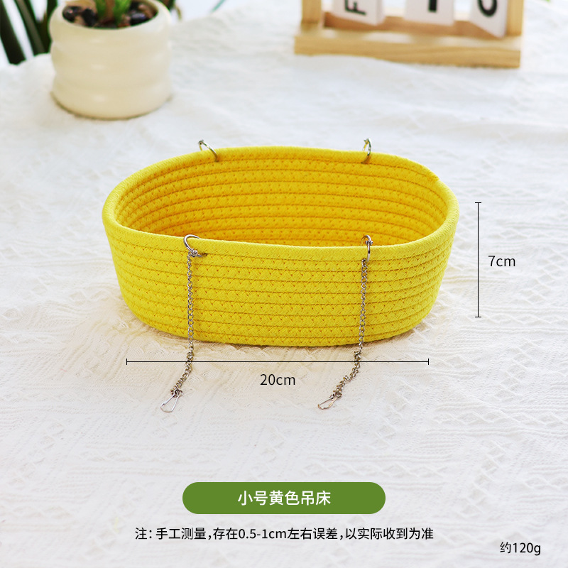 ハムスターのペットが編み上げている金糸熊の花の枝のネズミは巣を掛けて寝ています。|undefined