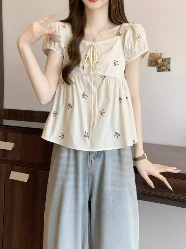 新しいギャルの蝶結びのプリントのシャツの女性服の夏のデザインのひもはやせている短い泡の女性の夏の上着を現します。