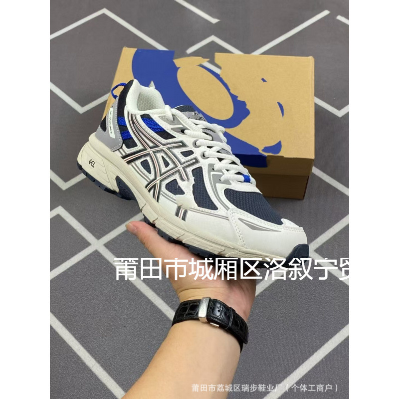Black and white and blue 1011b550-003