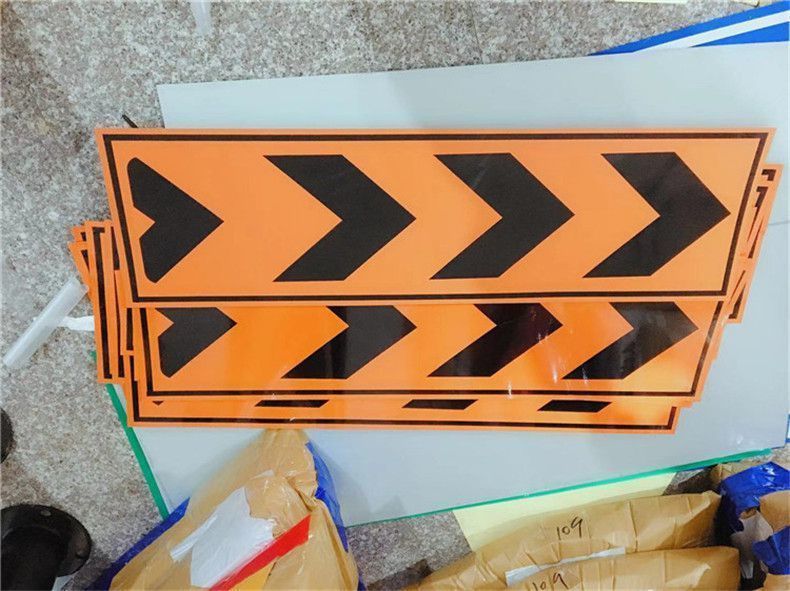 帮手描述图：交通标志牌地下车库停车场道路坡道箭头指示导向诱导