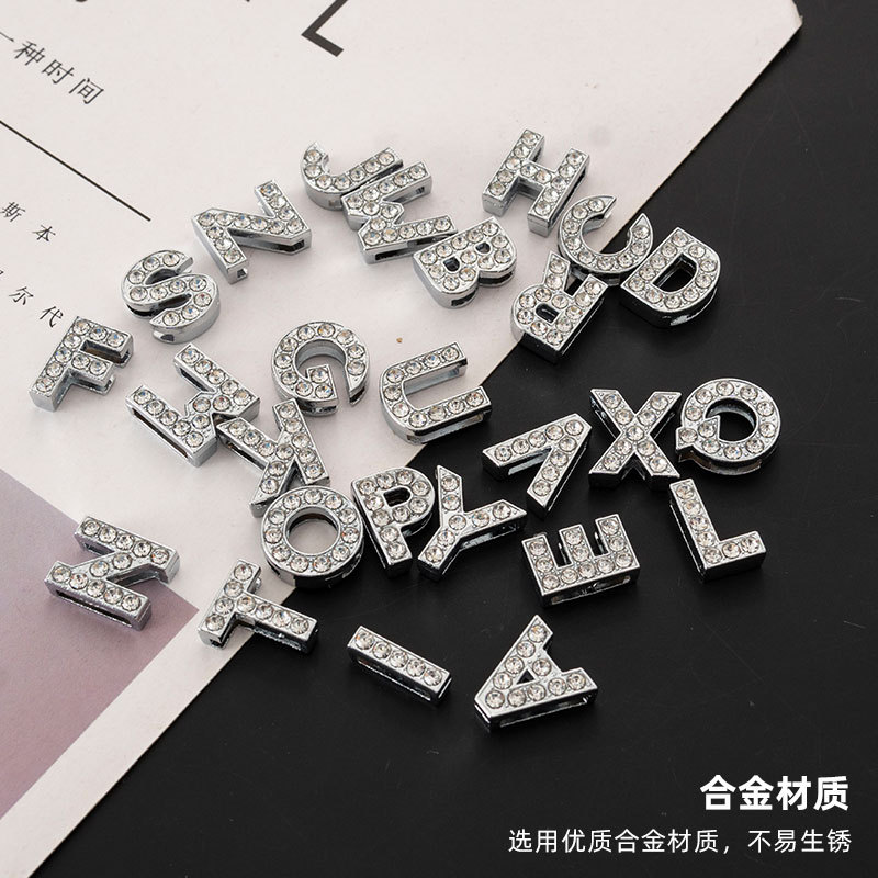 英語のアルファベットの数字の合金のネックレスのペンダントはダイヤモンドのブレスレットのペンダントのアイデアのアクセサリーの手作りのDIY材料を入れます。