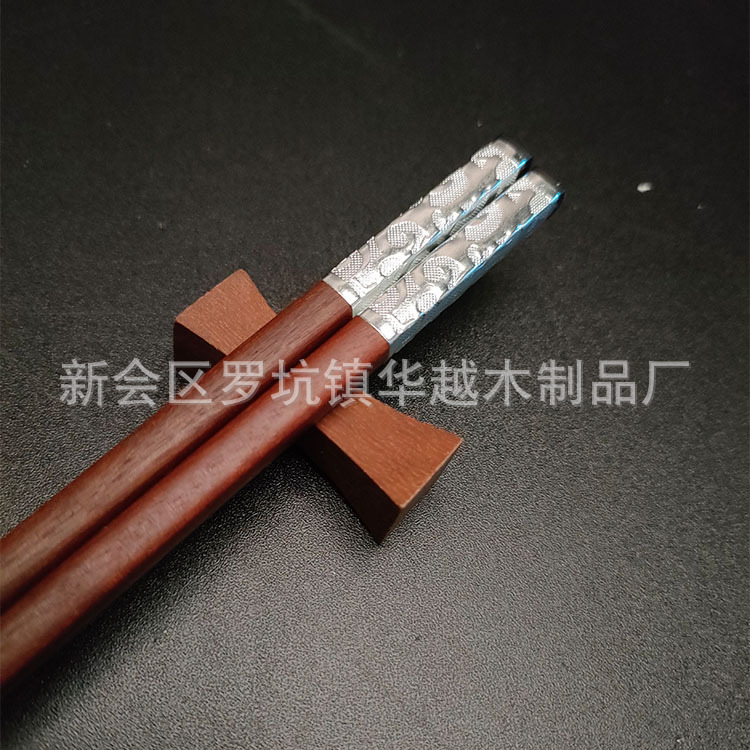 빨간 백단향 실버 물 잔디