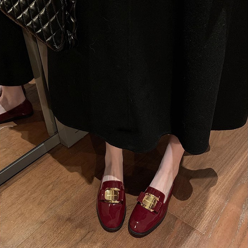 2025 primavera nuevo rojo plano zapatos de hebilla metálica perezoso un pedazo suave zapatos de cuero pequeñas mujeres