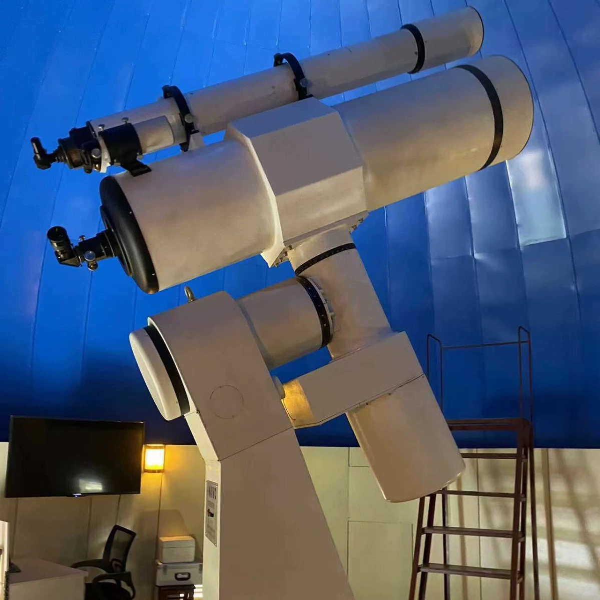 Оптический дизайн для моделей планетария и научного музея, используемых в строительстве и реконструкции городских объектов, таких как Оптический институт и Оптический институт имени А.А. Зиновия.