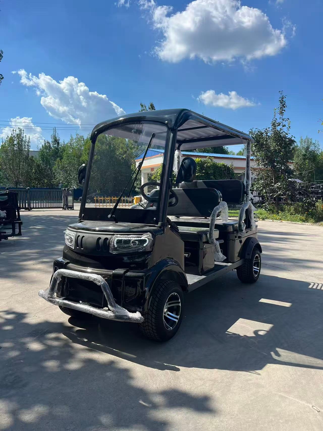 Electric four-wheeled vehicle for scenic sightseeing tours, customer pick-up and transportation, passenger-carrying electric vehicle with canopy, black