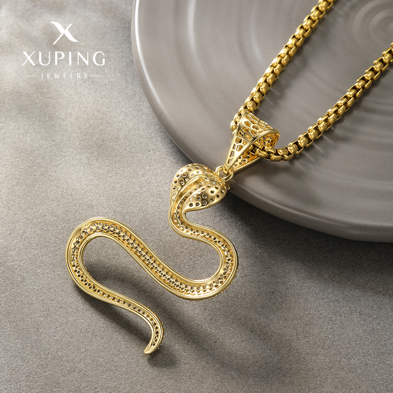 Xuping Europa y los Estados Unidos micro incrustados con circonio personalidad de moda animal cobra colgante de zinc collar fabricantes de suministro