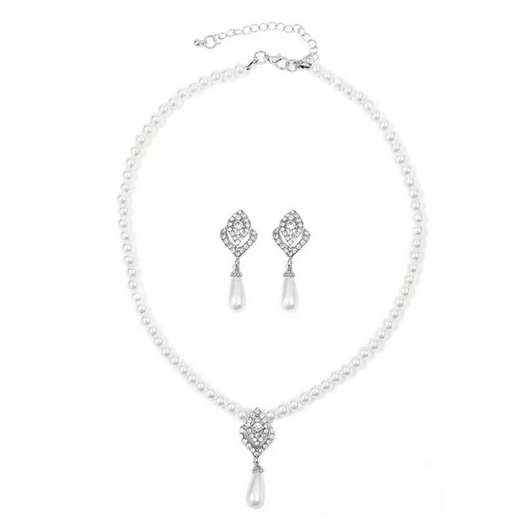 Fashionable necklace and earrings from pearl