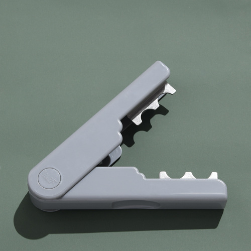 花屋の材料の花の花束を包装して手作りのdiyバラの花を刺します。