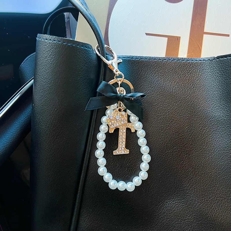 Nuevo arco de aleación de cadena de perlas letras llavero de diamantes llavero de automóviles generales bolsa colgante decoración