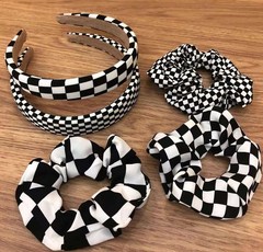 碁盤の髪飾りは白黒の格子の大腸の髪輪が甘い髪のカチューシャです。