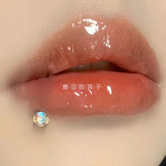 Silver pointed spike labret stud material detail
