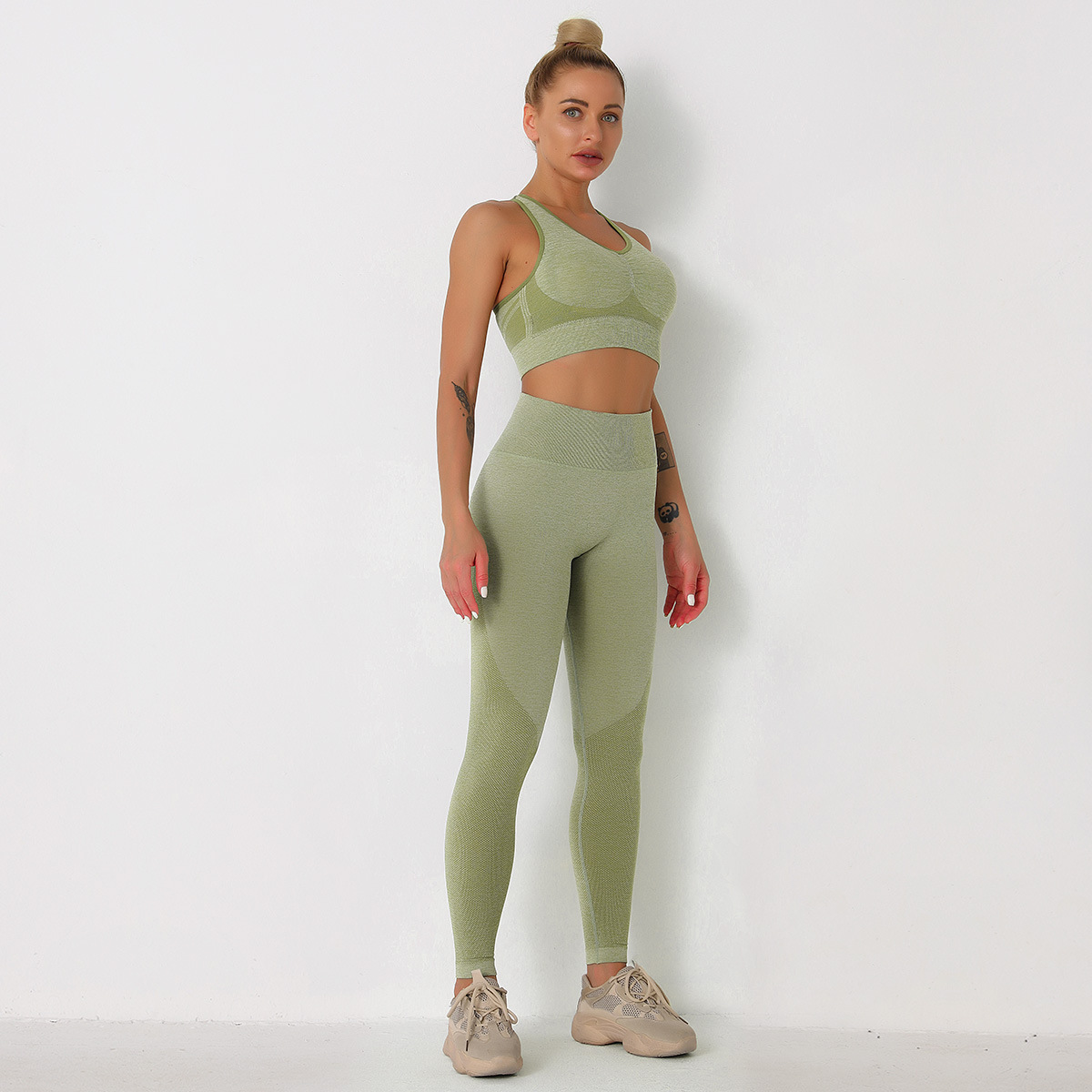 Conjunto de sujetador deportivo de sujeción ligera y legging de cintura ancha sin costuras NSLX48726