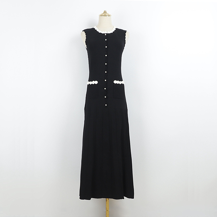 Summer New Style Black Sleeveless Knitted Dress with Hand-Crocheted Flowers and Pearl-Decorated Buttons, Simple and Elegant Women's Dress