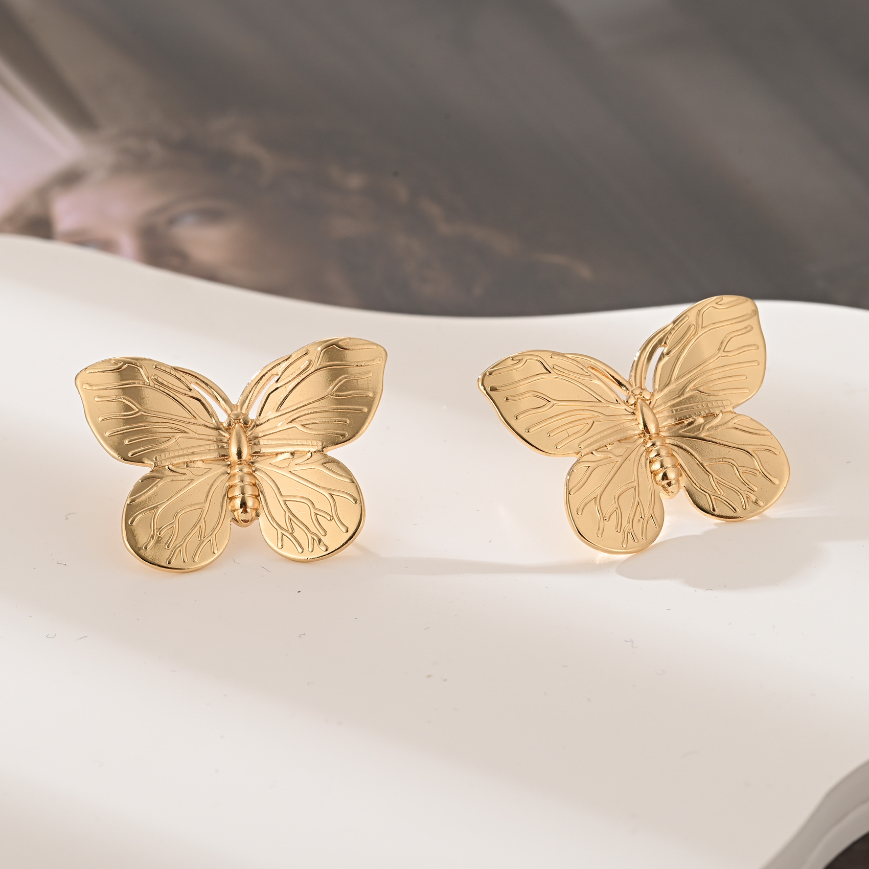 Fashionable copper retro earrings