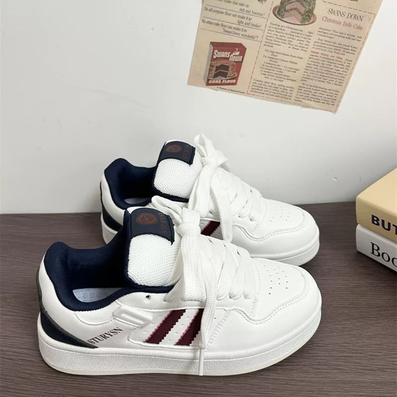 2026 primavera y otoño nuevos zapatos casuales transpirables con suela gruesa aumentada zapatos de pan de estudiantes zapatos deportivos blancos pequeños