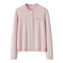 12针平纹圆领纯山羊绒女士开衫 绣字母6粒树脂扣正肩休闲针织毛衣