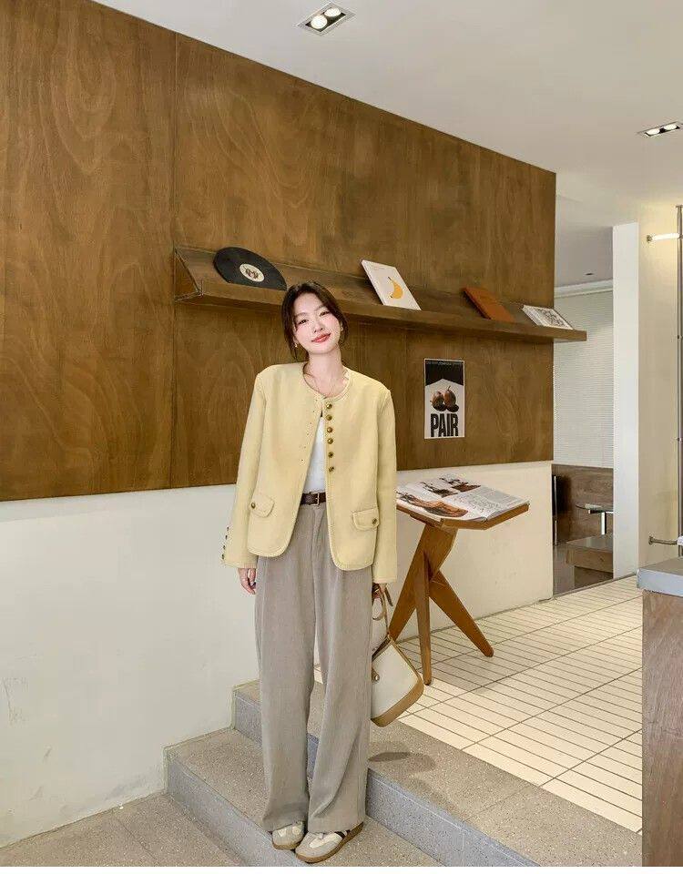 Áo khoác nữ dáng ngắn cổ tròn phong cách retro thanh lịch, form rộng, chất liệu tweed — Ren vàng chi tiết 23