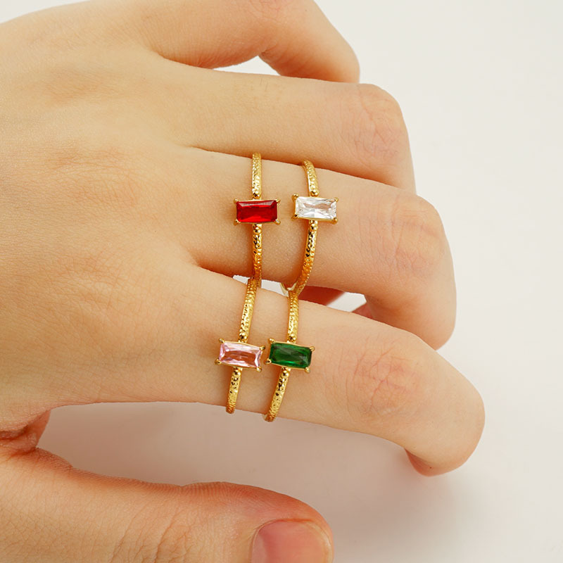 Nuevo anillo cuadrado de circón con incrustaciones de acero inoxidable transfronterizo para mujeres anillo de acero de titanio de lujo ligero versátil europeo y americano en stock al por mayor