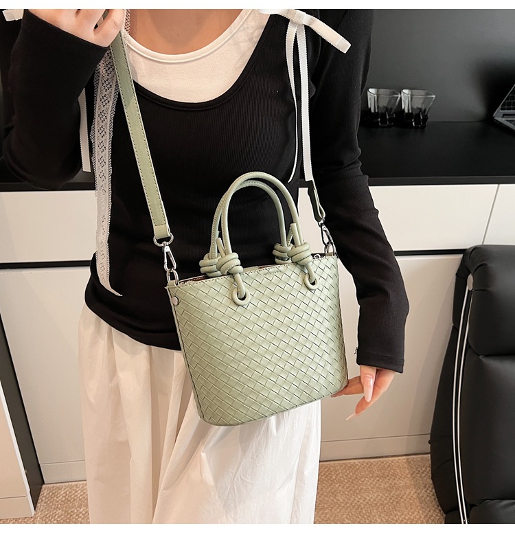 A simple and elegant bucket bag for women, a Korean-style single-shoulder bag for commuting to work in 2025, a new trendy and fashionable crossbody bag undefined