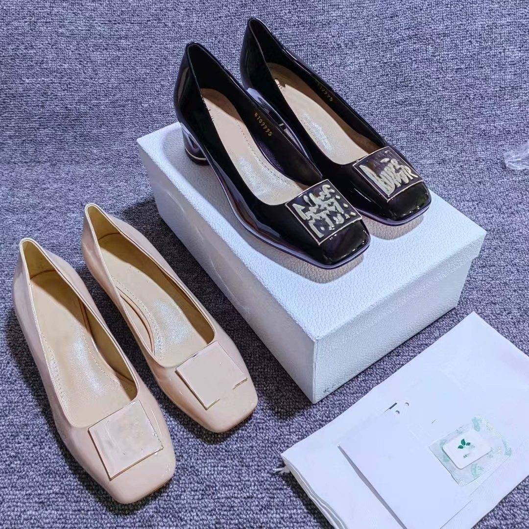 Сплошная цветная квадратная голова с одной пряжкой 2024 осенняя новая кожаная толстая средняя каблука дикая легкая удобная женская обувь