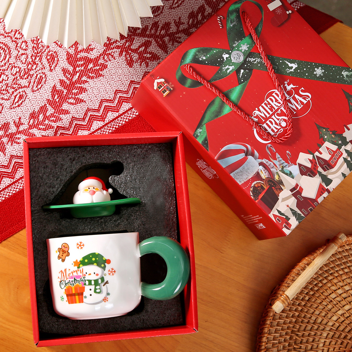 Taza de cerámica de regalo de Navidad transfronteriza Taza de agua creativa Logo impreso Regalo de mano Copas de Navidad para parejas