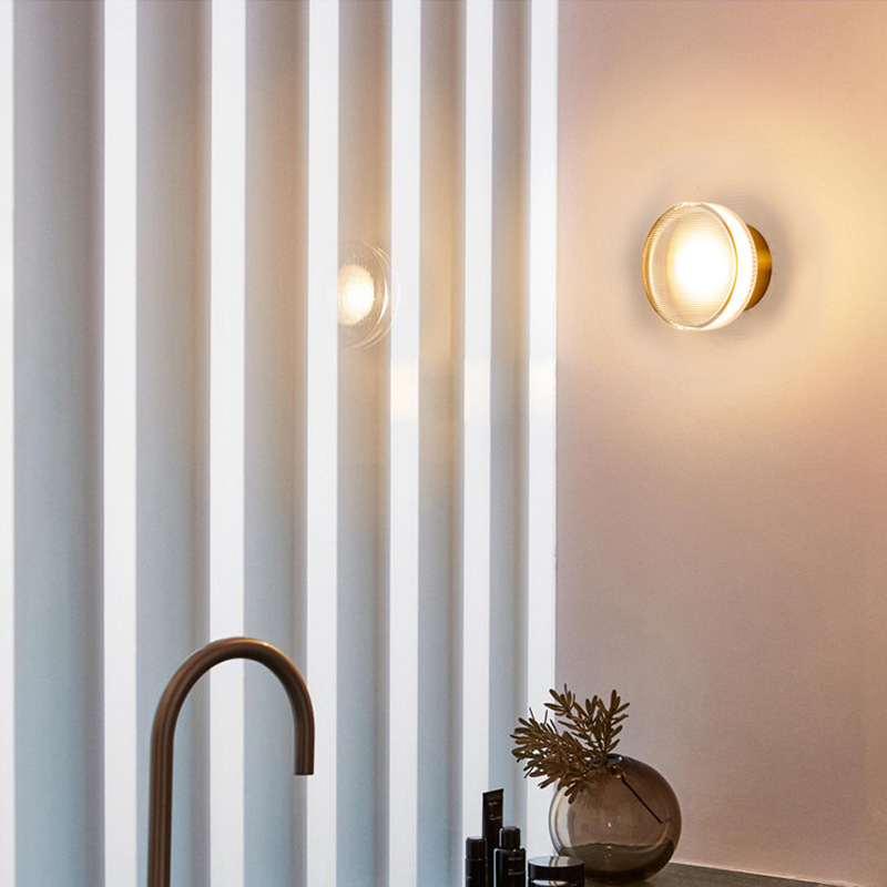 Dormitorio moderno nórdico, cama, escalera, pasillo, fondo de TV, pared, lámpara de pared, modelo de diseñador, habitación, luz nocturna redonda