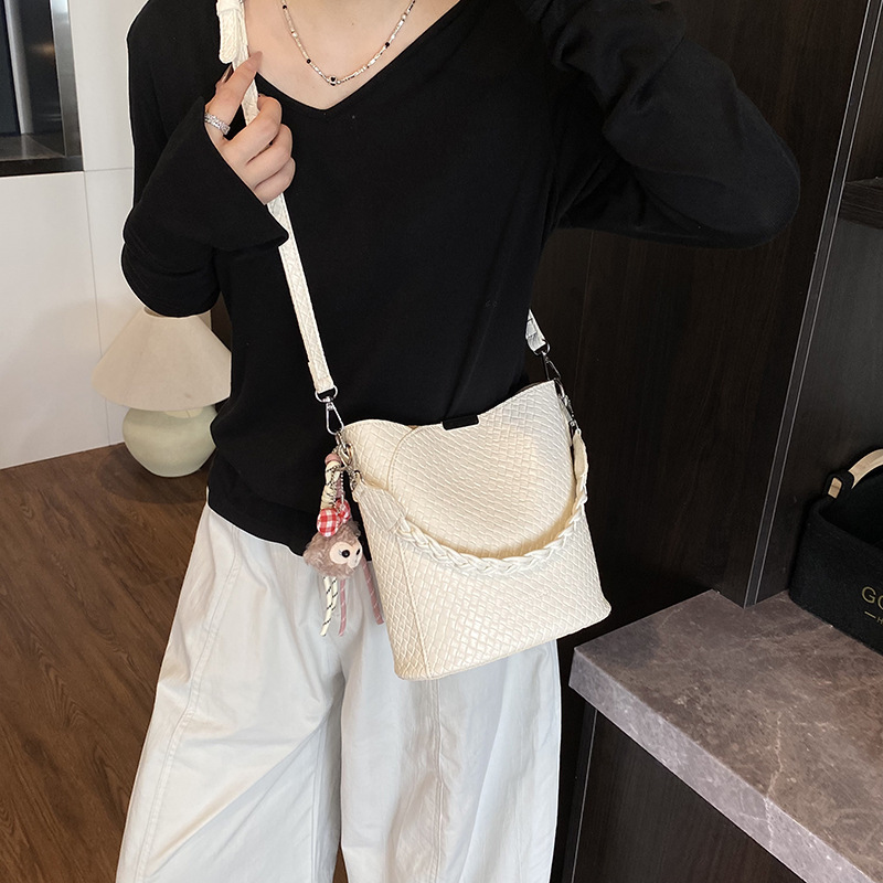 Bolso de moda bolso de axila de gran capacidad 2025 nuevo bolso de hombro de tendencia bolso de mensajero de todo fósforo bolso de cubo de color sólido