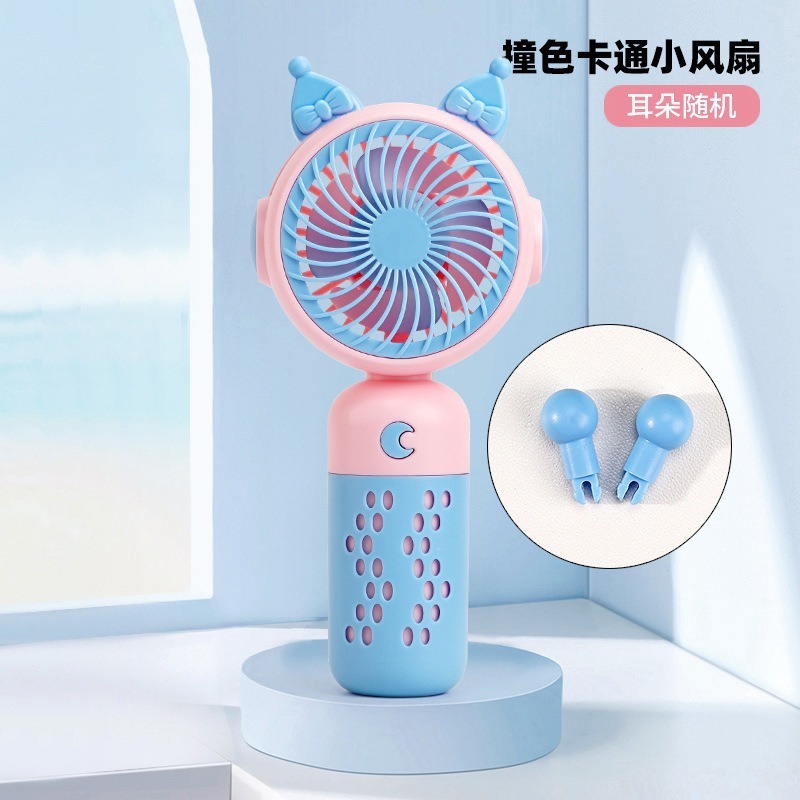 小型扇風機usbミニ扇風機を持って充電します。学生寮の手は携帯型のデスクトップを持っています。|undefined