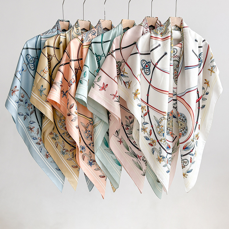 Toalla cuadrada impresa de nicho de estilo étnico de tendencia creativa, foto de fotografía de mujer de primavera y verano con bufanda fina de sarga